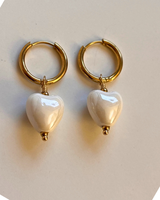 Boucles d’oreilles cœur blanc nacré