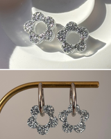 Moyenne Boucles d’oreilles fleurs - créoles dorées & pampilles en résine