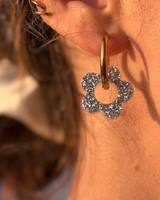 Moyenne Boucles d’oreilles fleurs - créoles dorées & pampilles en résine