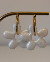 Maxi Boucles d’oreilles fleurs - créoles dorées & pampilles en résine