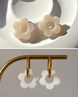 Moyenne Boucles d’oreilles fleurs - créoles dorées & pampilles en résine