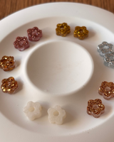 Mini Boucles d’oreilles fleurs - créoles dorées & pampilles en résine