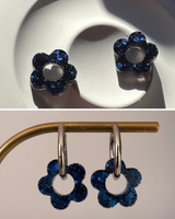 Moyenne Boucles d’oreilles fleurs - créoles dorées & pampilles en résine