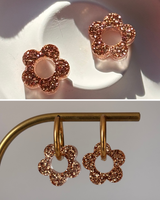 Moyenne Boucles d’oreilles fleurs - créoles dorées & pampilles en résine