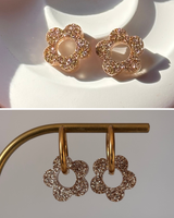 Moyenne Boucles d’oreilles fleurs - créoles dorées & pampilles en résine