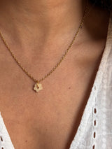 Collier pampille Fleur Résine - Chaîne fine dorée & pendentif minimaliste
