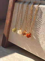 Collier pampille Fleur Résine - Chaîne fine dorée & pendentif minimaliste