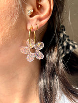 Grandes Boucles Fleurs Organiques en Résine – Paillettes roses holographiques