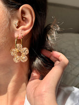 Grandes Boucles Fleurs Classiques en Résine – Éclats de paillettes champagne