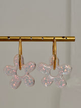 Grandes Boucles Fleurs Organiques en Résine – Paillettes roses holographiques