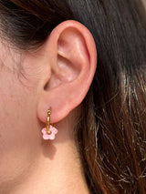 Mini Boucles Fleurs en Résine – Paillettes Rose Pâle