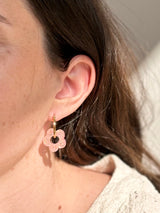 Boucles d'oreilles Moyennes Fleurs en Résine – Pêche