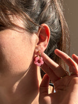 Boucles d'oreilles Moyennes Fleurs en Résine – Rose poudrée