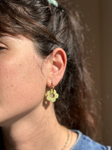 Boucles d'oreilles Moyennes Fleurs en Résine – Vert pastel