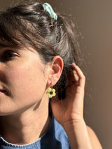 Boucles d'oreilles Moyennes Fleurs en Résine – Vert pastel