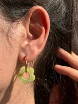 Boucles d'oreilles Moyennes Fleurs en Résine – Vert pastel
