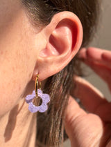 Boucles d'oreilles Moyennes Fleurs en Résine – Paillettes Lila