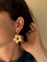 Grandes Boucles d’oreilles Fleur Classique en Résine – Vanille