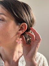 Grandes Boucles d’oreilles Fleur Organique en Résine – Paillettes rose pâle