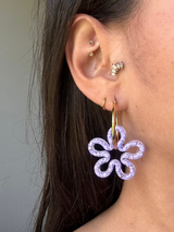 Grandes Boucles d’oreilles Fleur Ajourée en Résine – Paillettes lila