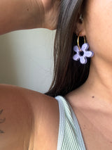 Grandes Boucles d’oreilles Fleur Organique en Résine – Paillettes lila