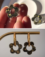 Moyenne Boucles d’oreilles fleurs - créoles dorées & pampilles en résine