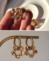 Moyenne Boucles d’oreilles fleurs - créoles dorées & pampilles en résine