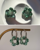 Moyenne Boucles d’oreilles fleurs - créoles dorées & pampilles en résine