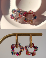Moyenne Boucles d’oreilles fleurs - créoles dorées & pampilles en résine
