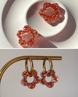 Moyenne Boucles d’oreilles fleurs - créoles dorées & pampilles en résine