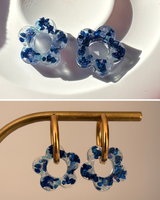 Moyenne Boucles d’oreilles fleurs - créoles dorées & pampilles en résine