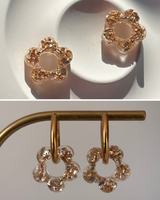 Moyenne Boucles d’oreilles fleurs - créoles dorées & pampilles en résine