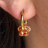 Mini Boucles d’oreilles fleurs - créoles dorées & pampilles en résine
