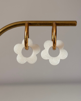 Moyenne Boucles d’oreilles fleurs - créoles dorées & pampilles en résine