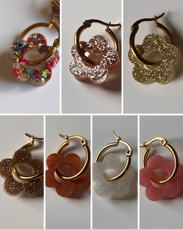 Boucles d’oreilles fleurs moyennes - créoles dorées & pampilles en résine