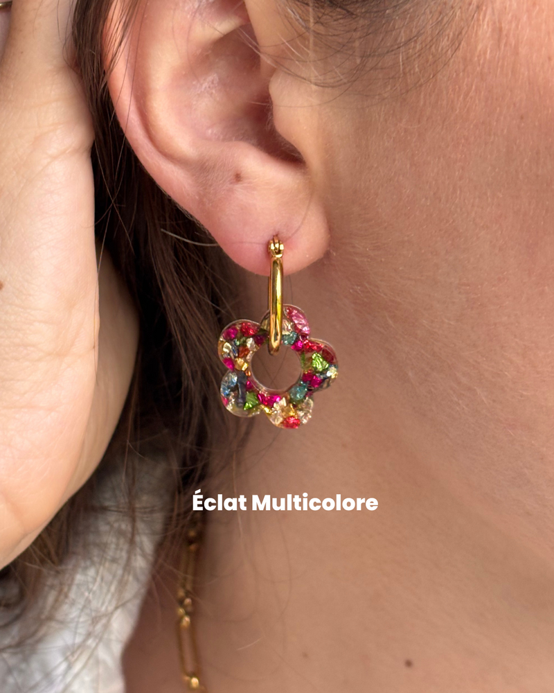 Boucles d’oreilles fleurs moyennes - créoles dorées & pampilles en résine