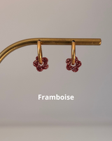 Mini Boucles d’oreilles fleurs - créoles dorées & pampilles en résine