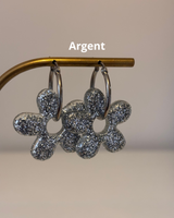 Maxi Boucles d’oreilles fleurs - créoles dorées & pampilles en résine