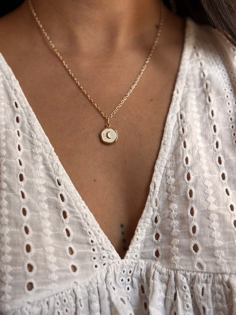 Collier pampille Lune - Chaîne fine dorée & pendentif minimaliste