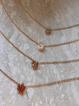 Collier pampille Fleur Résine - Chaîne fine dorée & pendentif minimaliste