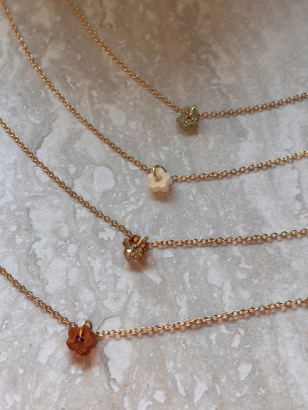 Collier pampille Fleur Résine - Chaîne fine dorée & pendentif minimaliste