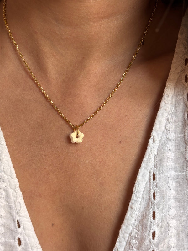 Collier pampille Fleur Résine - Chaîne fine dorée & pendentif minimaliste