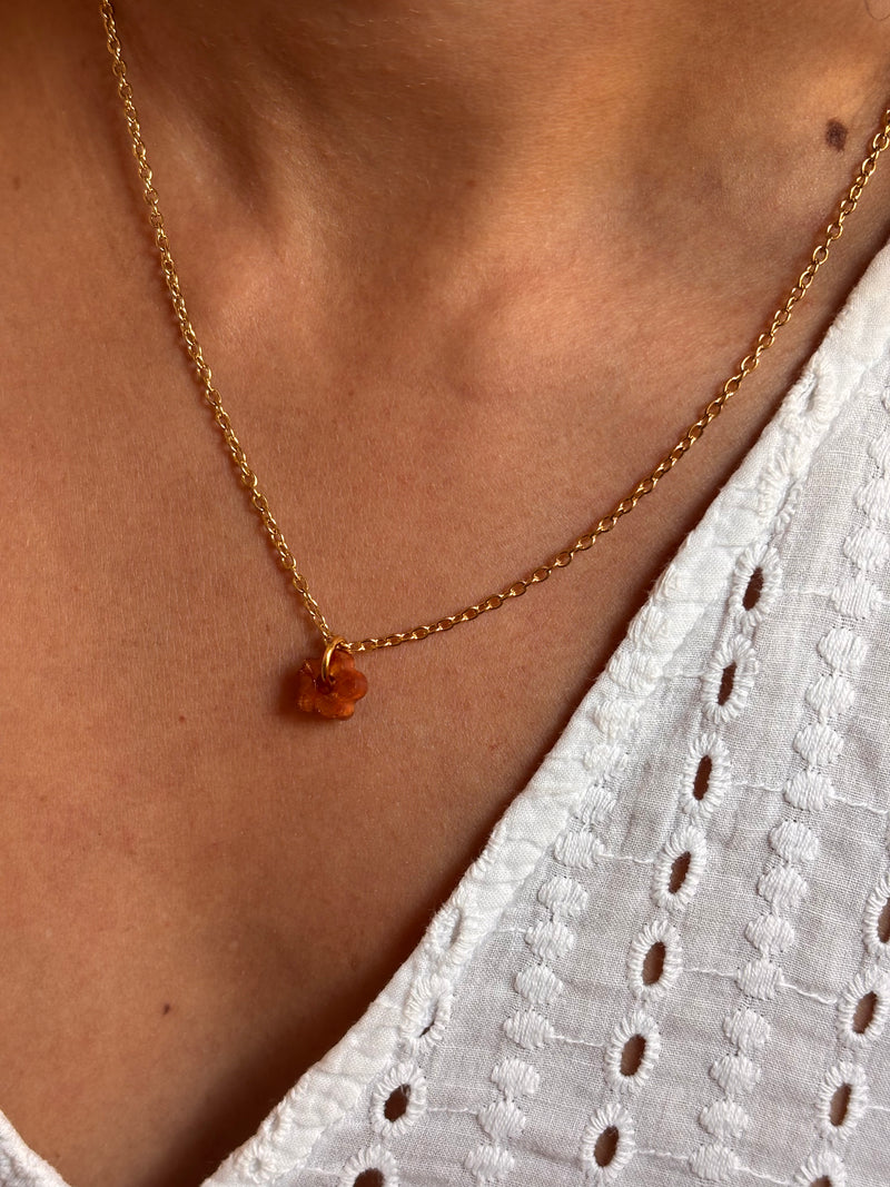 Collier pampille Fleur Résine - Chaîne fine dorée & pendentif minimaliste