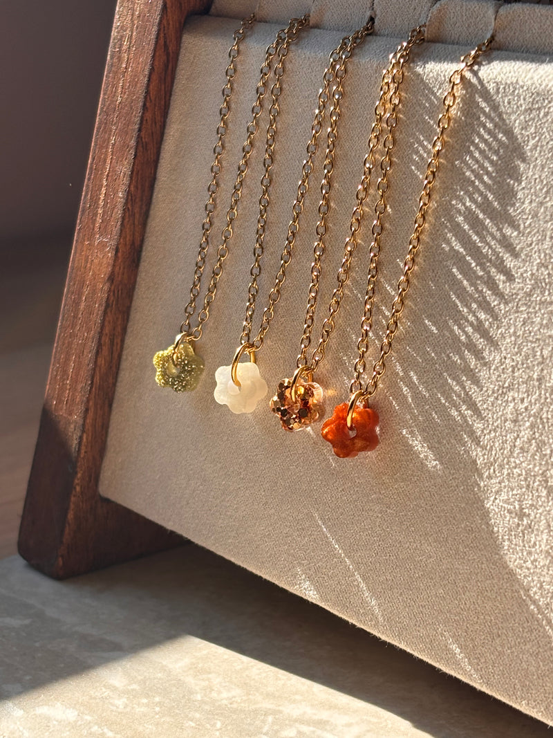 Collier pampille Fleur Résine - Chaîne fine dorée & pendentif minimaliste