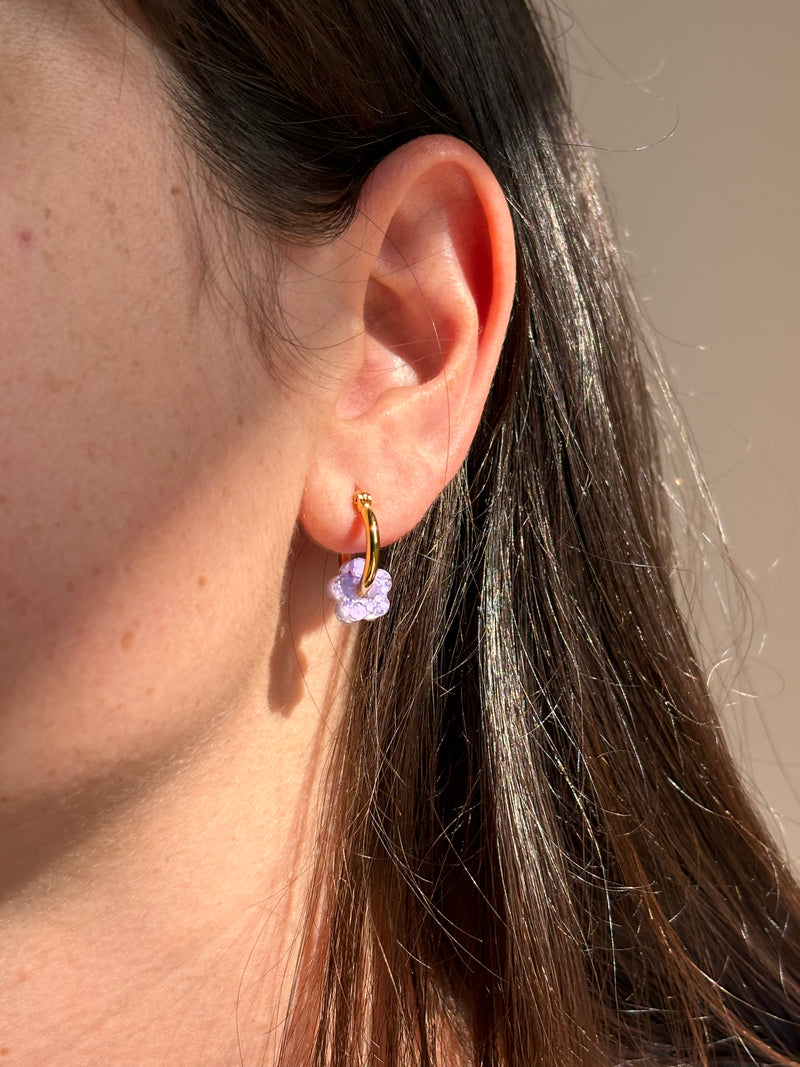 Mini Boucles Fleurs en Résine – Paillettes Lila
