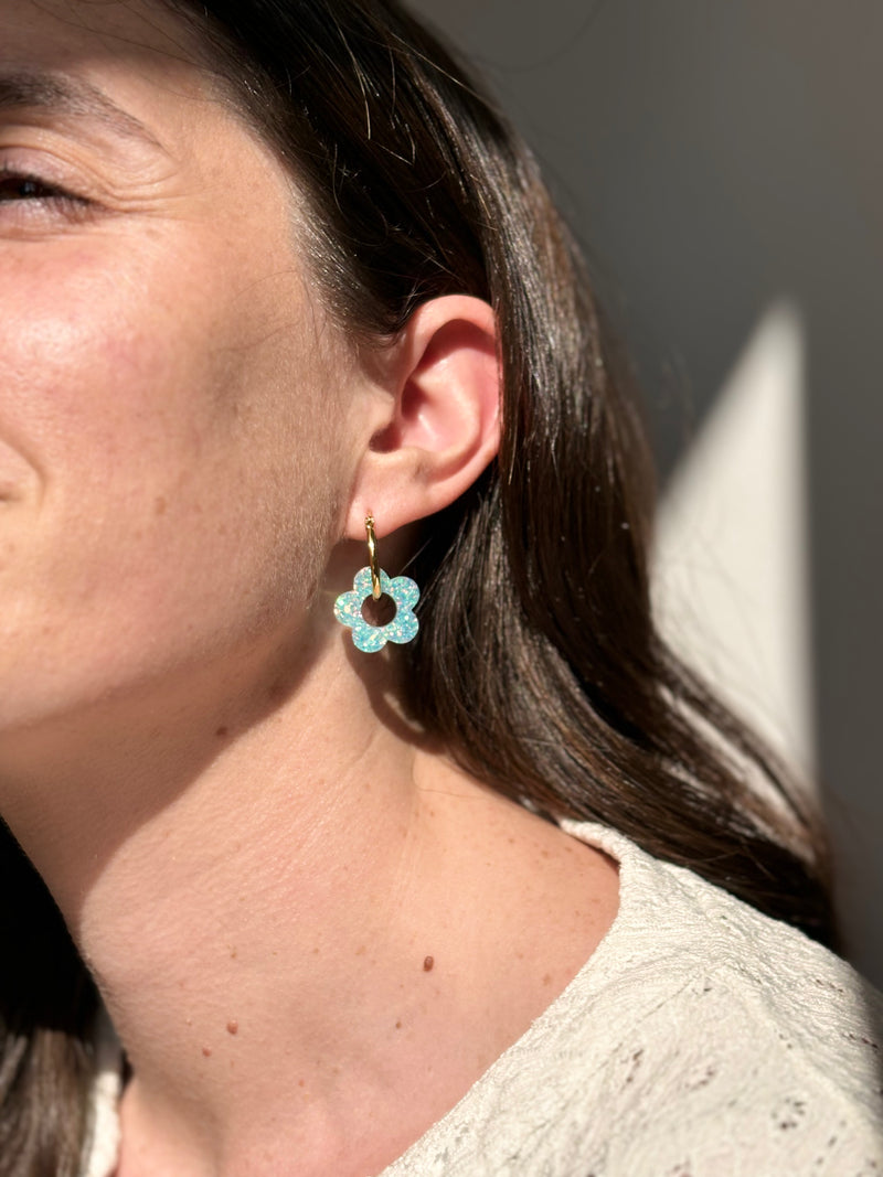 Boucles d'oreilles Moyennes Fleurs en Résine – Bleu glacé