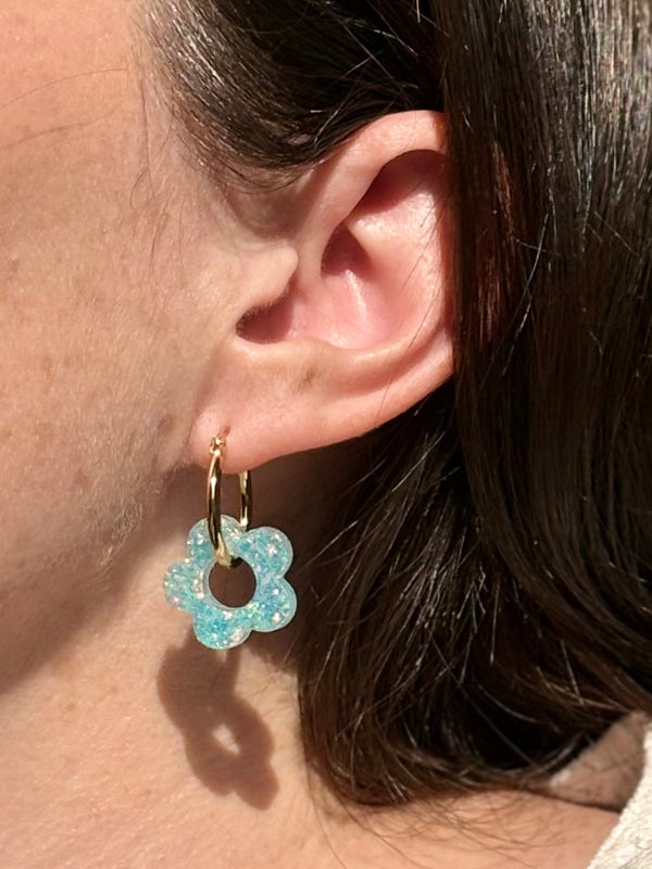 Boucles d'oreilles Moyennes Fleurs en Résine – Bleu glacé