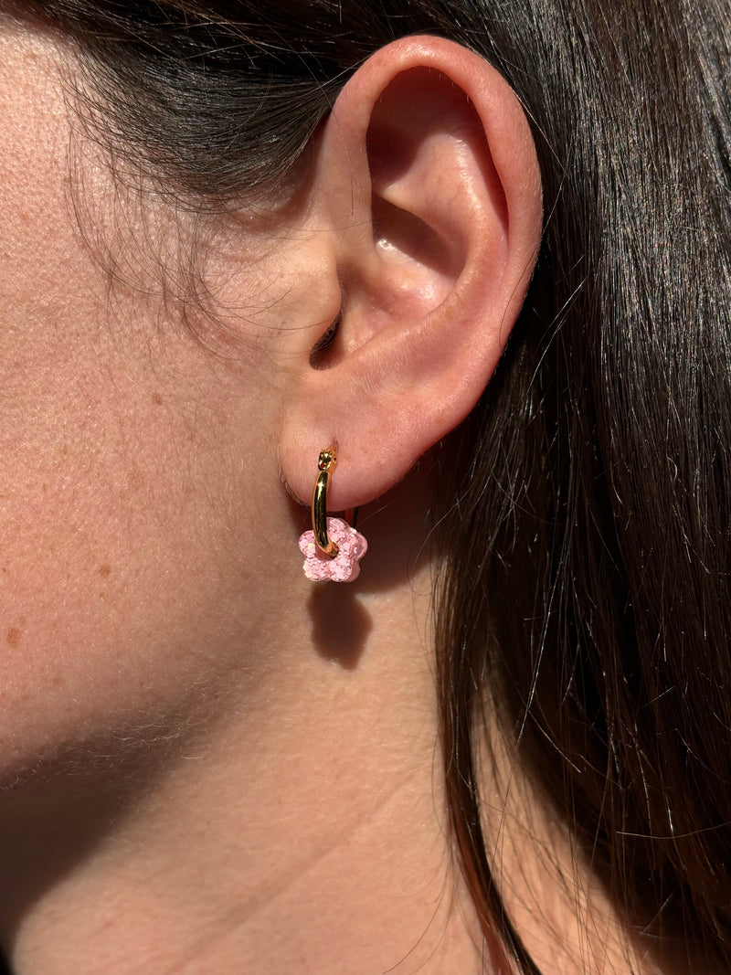 Mini Boucles Fleurs en Résine – Paillettes Rose Pâle