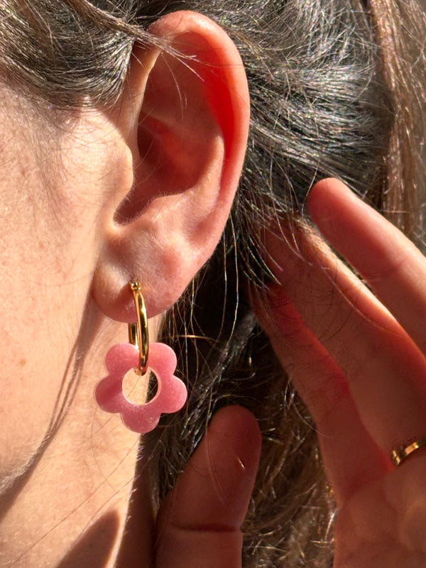 Boucles d'oreilles Moyennes Fleurs en Résine – Rose poudrée