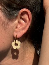Boucles d'oreilles Moyennes Fleurs en Résine – Vanille
